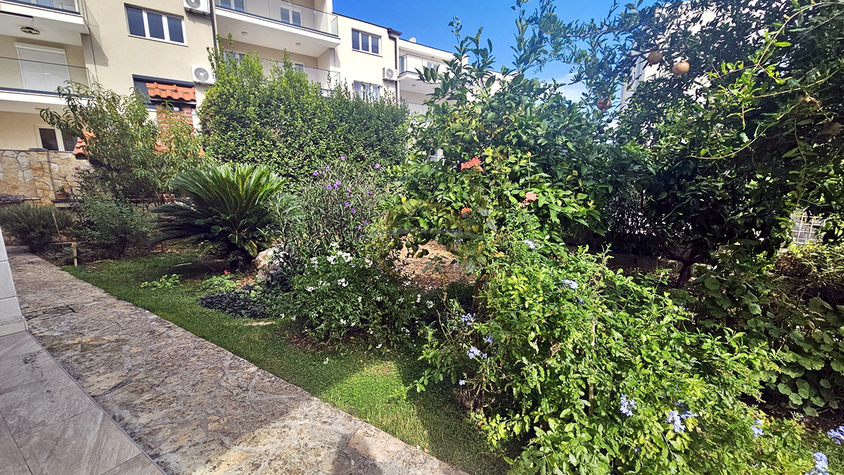 Apartmajska hiša v Okrugu Gornjem/Čiovo, drugi niz od morja - 5 apartmajev